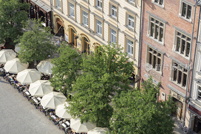 波兰克拉科夫市场广场上的街边餐厅鸟瞰图