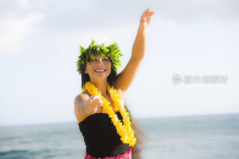 考艾岛海滩上的夏威夷草裙舞