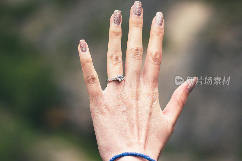 女人手上的钻石戒指