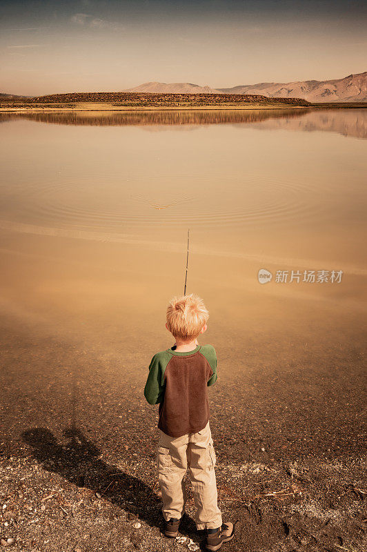 小男孩在山里钓鱼