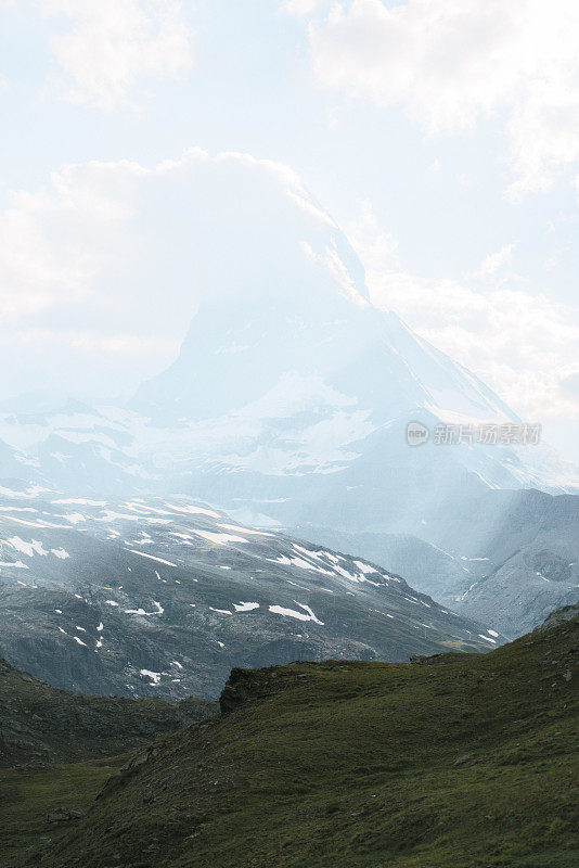 日出时马特洪山的美景