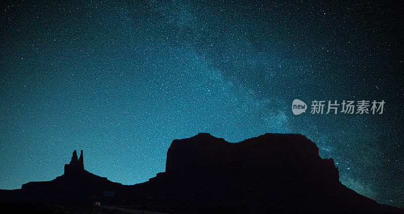 美国亚利桑那州纪念碑谷的夜空繁星点点
