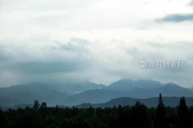 成都龙泉山脉日出时的美丽云景