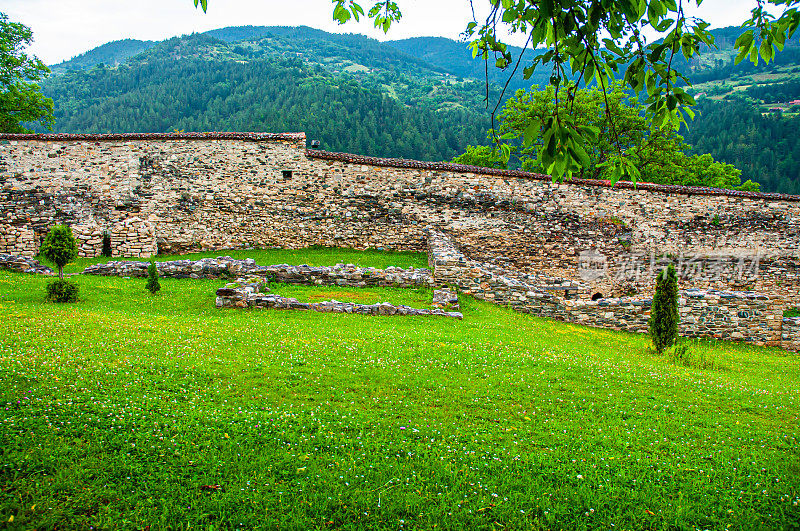 厚重的石墙围绕着正统修道院Studenica