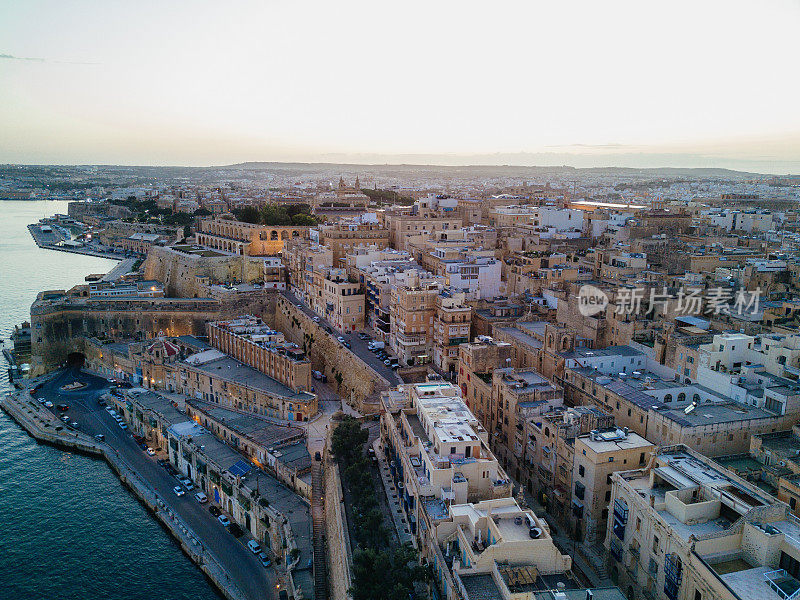 马耳他-地中海旅游目的地-夜幕降临瓦莱塔