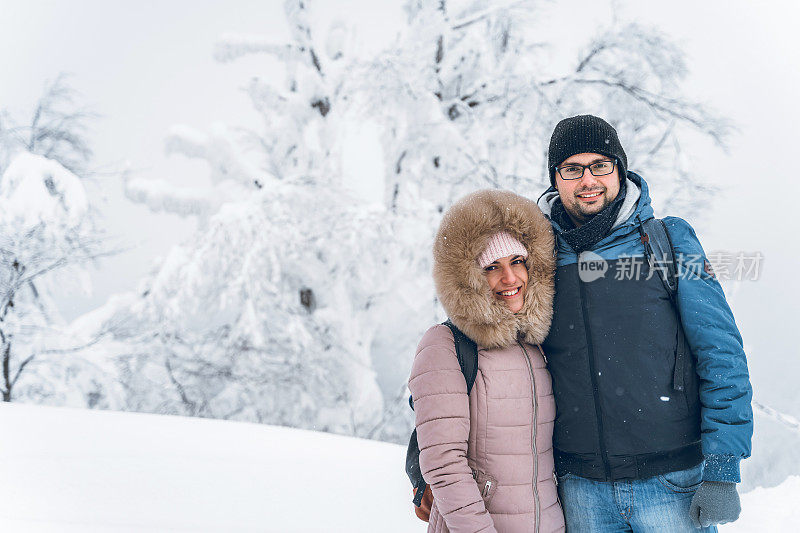 相爱的夫妇享受雪山