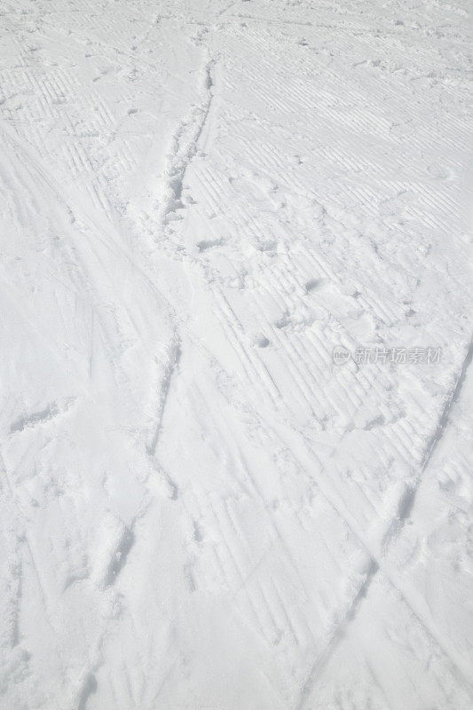 雪道上的滑雪道