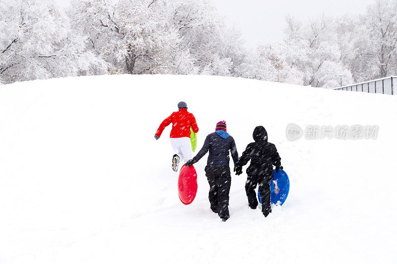 在暴风雪中爬雪橇山