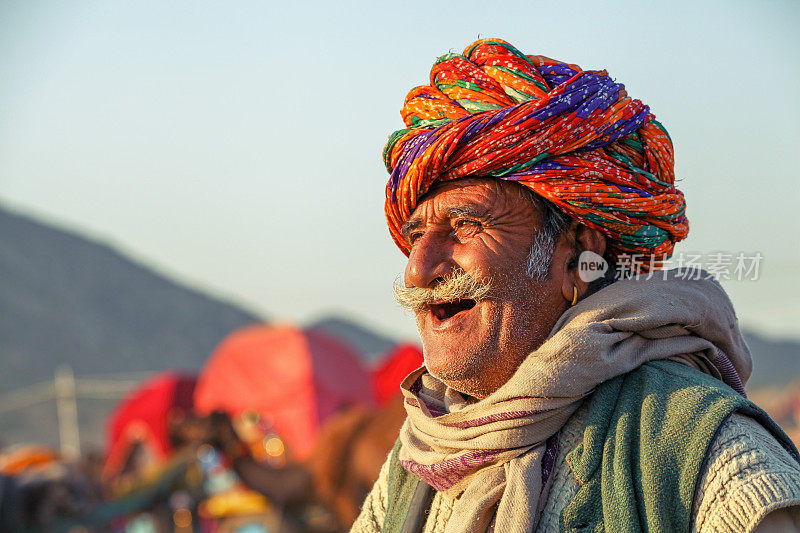 普什卡骆驼博览会上一位身份不明的快乐微笑的老人