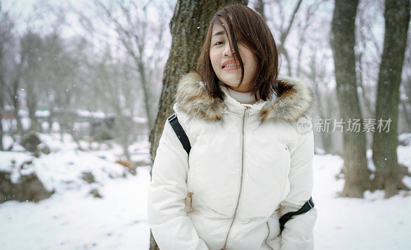 年轻的女游客在日本玩雪玩得很开心