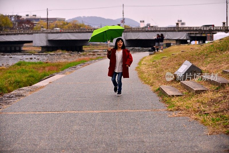 日本一名小学女生在京都加茂河畔放松