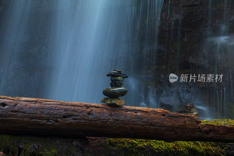 瀑布与Inuksuk在前景