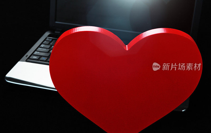 电脑前的红色3D心象征着网恋