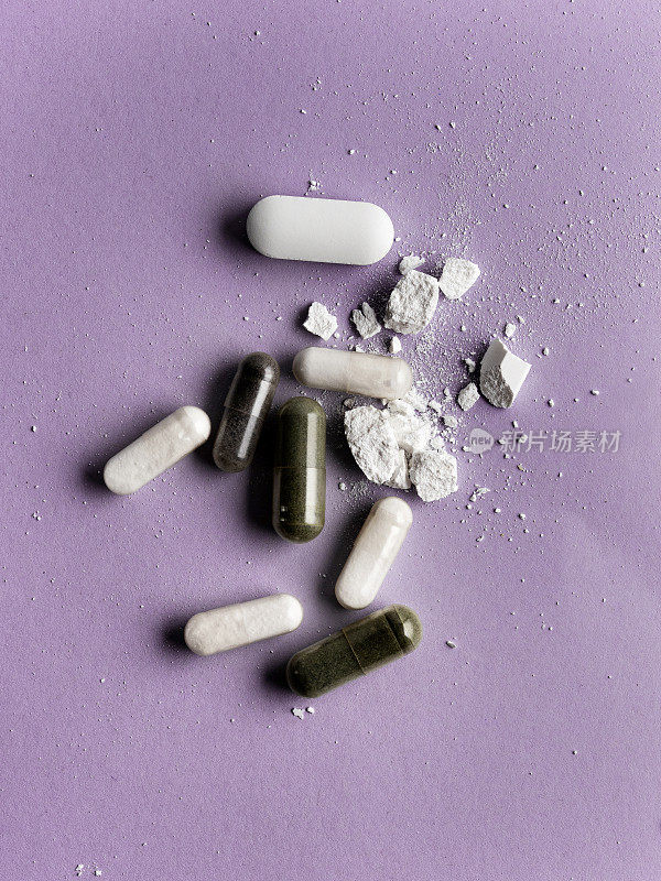 背景上破碎的白色药丸，白色压碎片，压碎药丸，营养补充药丸