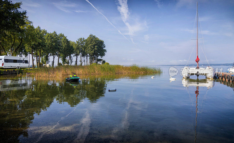 波兰的假期-夏天的早晨，在马苏里亚，一个拥有千湖之国