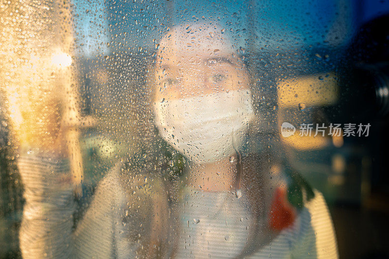 一个下雨天，小女孩在家望着窗外