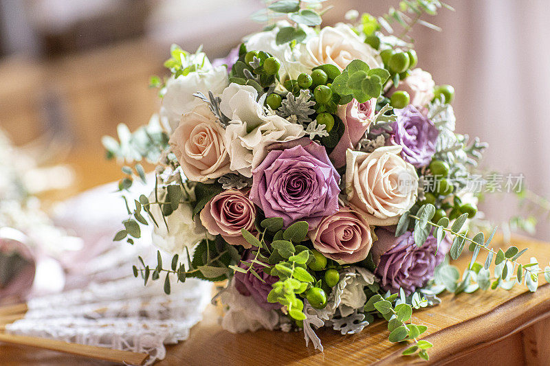 新娘的婚礼花束和五颜六色的玫瑰