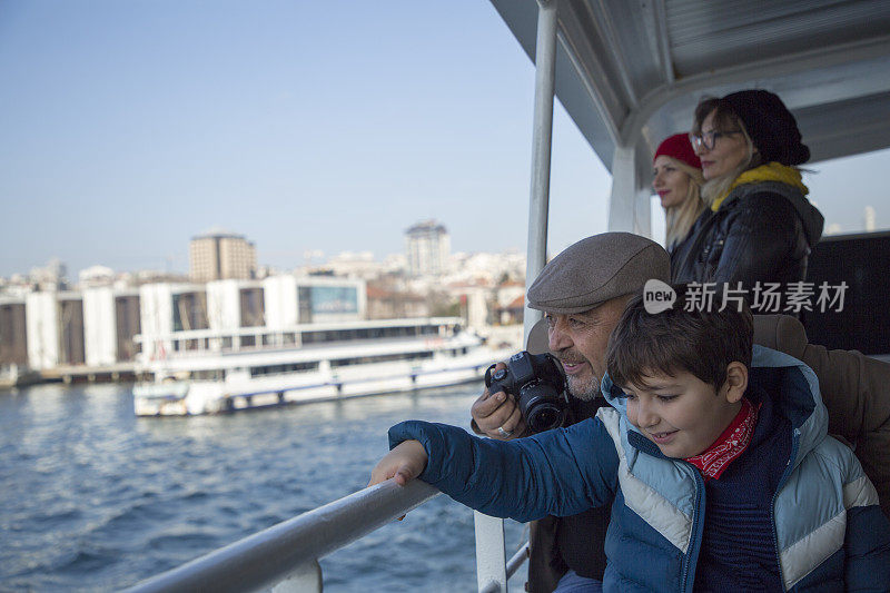 游客乘坐渡船在伊斯坦布尔旅游
