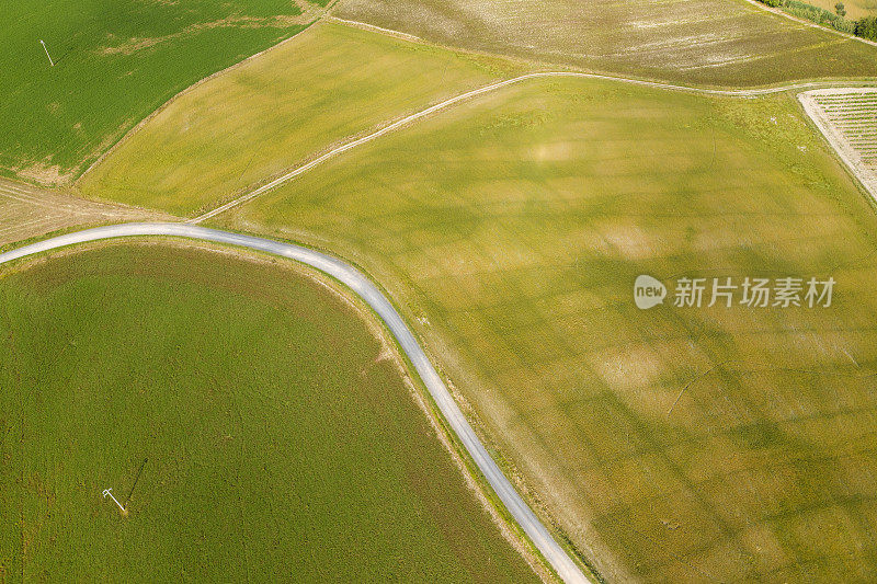 鸟瞰图的乡村道路基安蒂地区，托斯卡纳，意大利