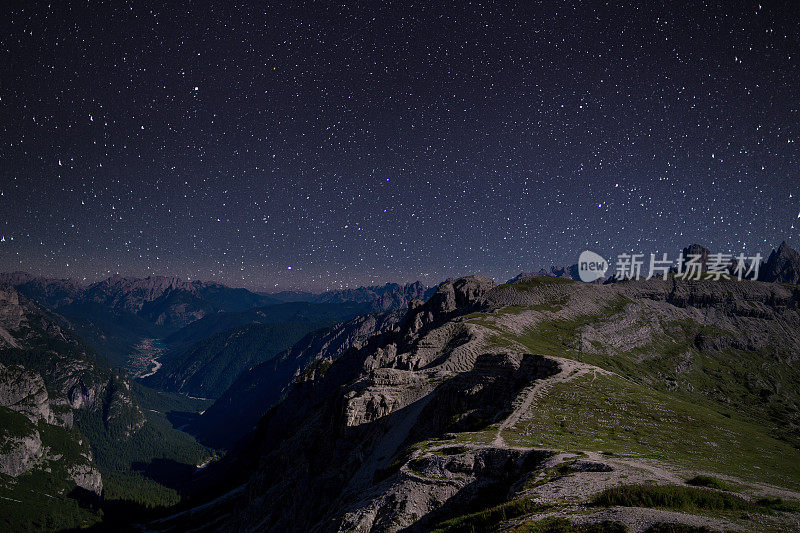 意大利阿尔卑斯山星空。月光下的山峦。