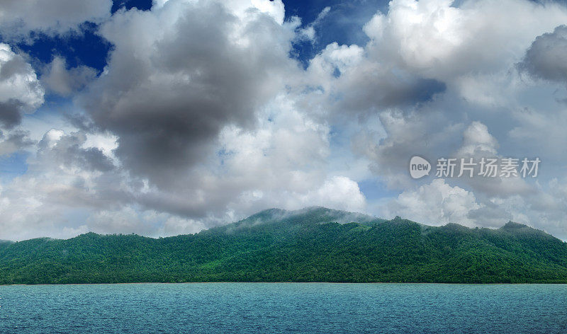 热带岛屿上的热带雨林美景