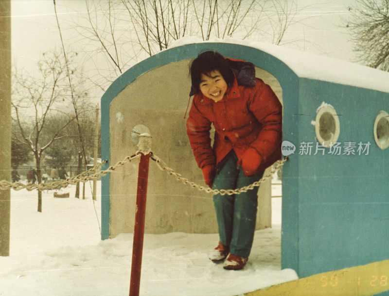 20世纪80年代中国小女孩在雪中的真实生活照片