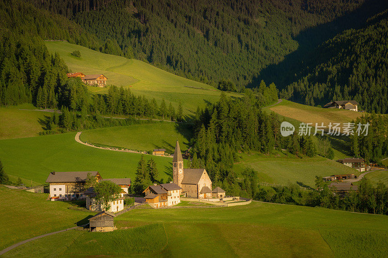 意大利阿尔卑斯山Dolomites，田园诗般的圣玛格达莱纳风景和日落教堂