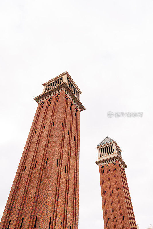47米高的威尼斯塔矗立在巴塞罗那的西甲广场上。