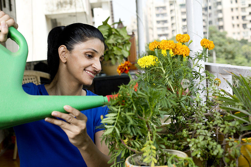 女人用鲜花给植物浇水