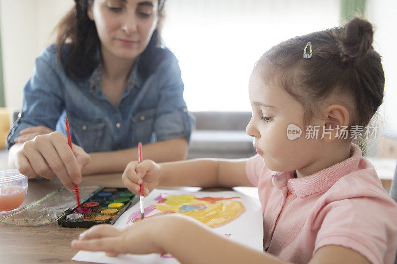 年轻的母亲和女儿在家里玩的时间