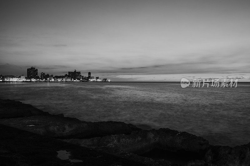 古巴哈瓦那的马雷贡(Malecon)海滨