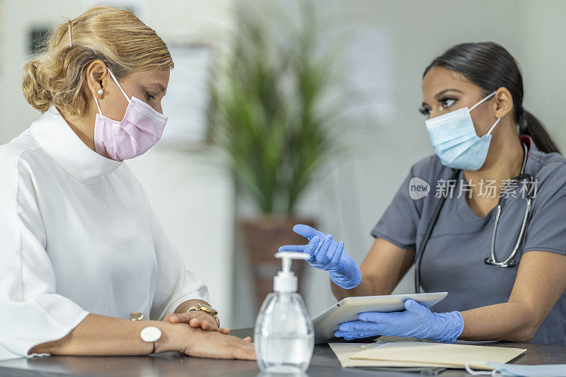 女医生与戴口罩的病人交谈