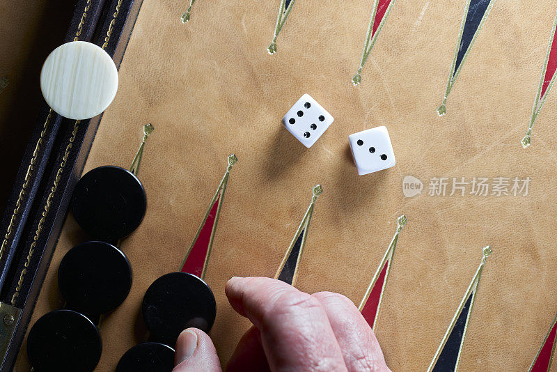 在三角形上有骰子和跳棋的双陆棋棋盘游戏