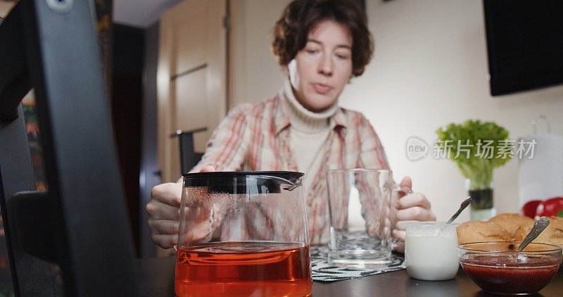 女人正在吃午饭，吃三明治和茶