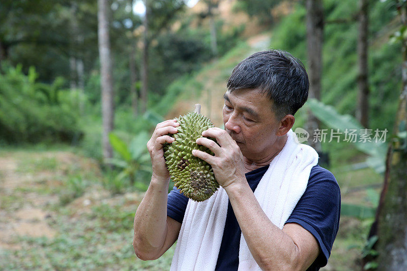 站在森林里拿着水果的人