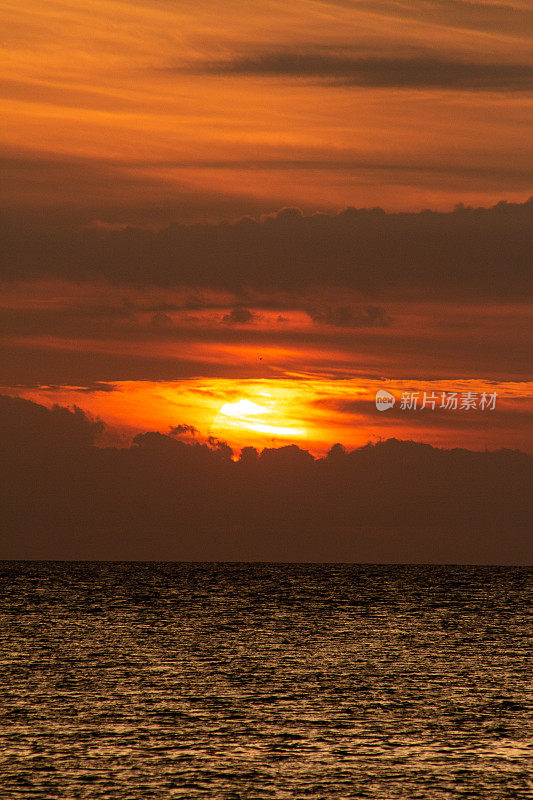 海面上美丽的云景，夕阳的镜头