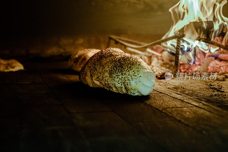 在砖石烤箱里烤面包