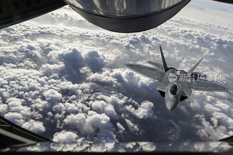 F-22战斗机空中加油