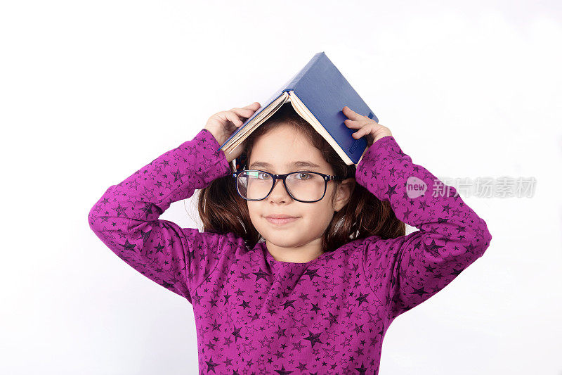 女孩头上顶着一本书思考，准备上学