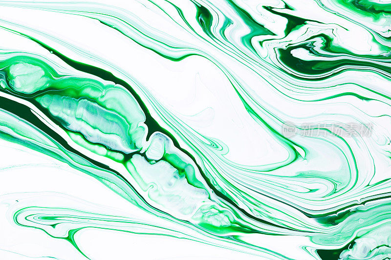 流体艺术纹理。背景与抽象彩虹色油漆效果。液态丙烯酸艺术品流动和飞溅。室内海报混合油漆。翠绿色和白色溢出的颜色。