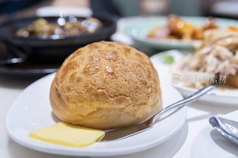 香喷喷的食物，如黄油菠萝包等在香港风格的茶餐厅