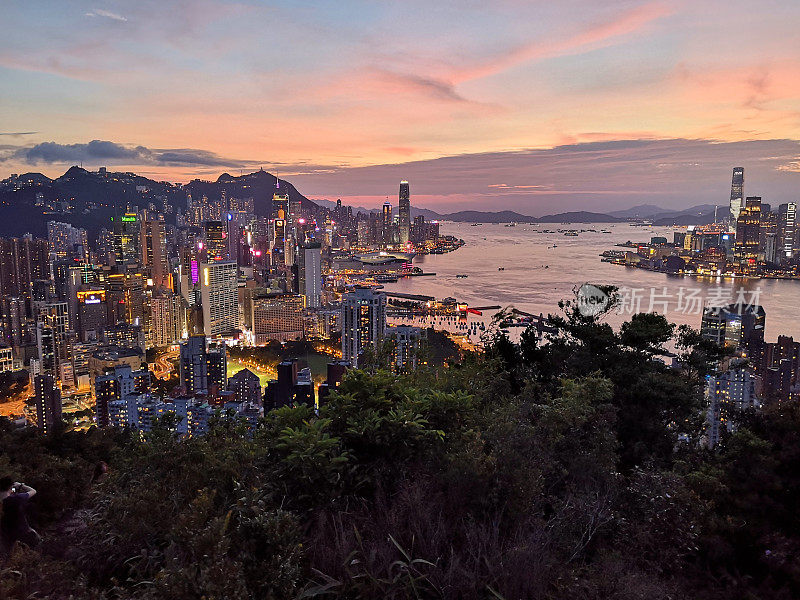 黄昏时的香港城市景观，宝马山山顶