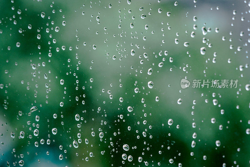 雨滴落在窗玻璃上，暴雨天