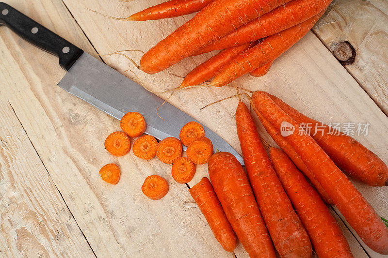 胡萝卜和菜刀的照片