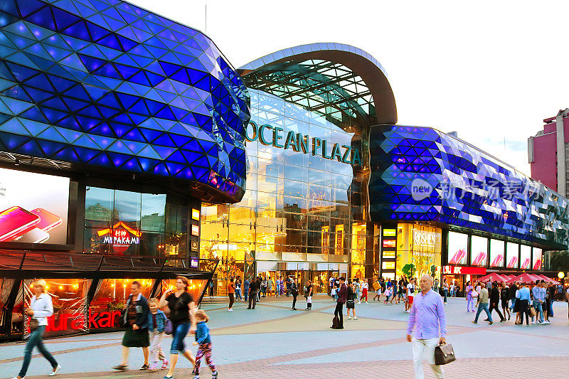 海洋广场购物中心和娱乐中心的夜景。2012年11月19日开业。建筑总面积为16.5万平方米