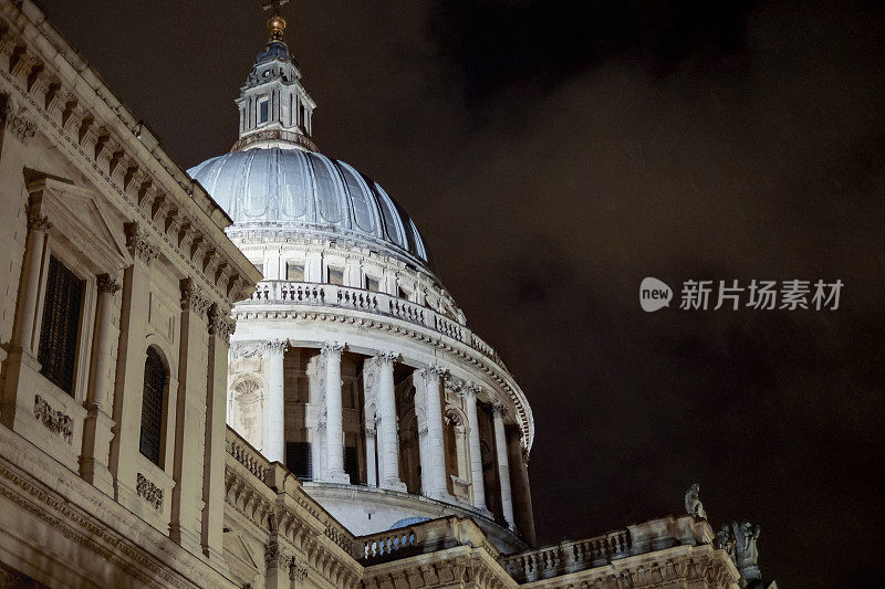 夜晚被照亮的圣保罗大教堂的圆顶