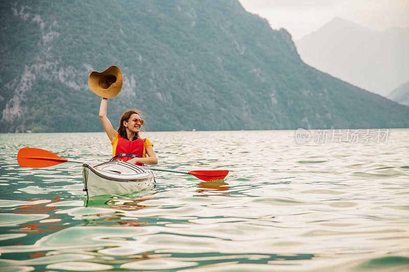 在湖上划皮艇的女人