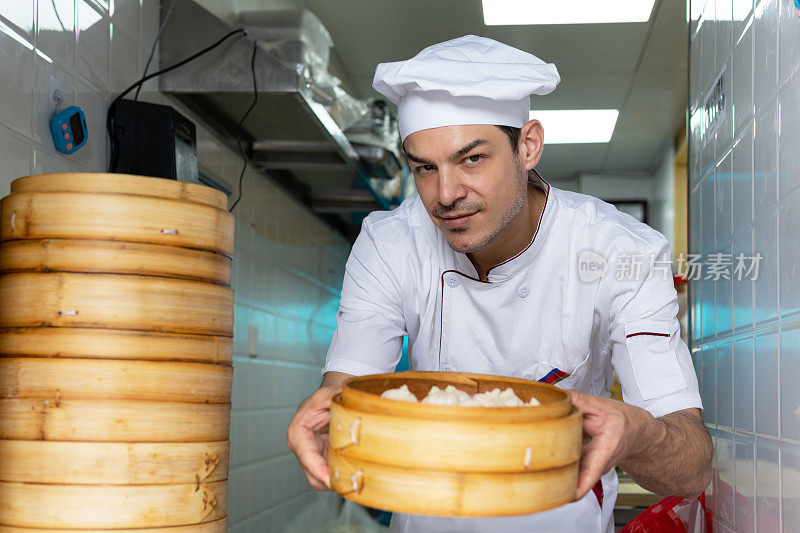 专业厨师在餐厅做新鲜饺子的肖像。