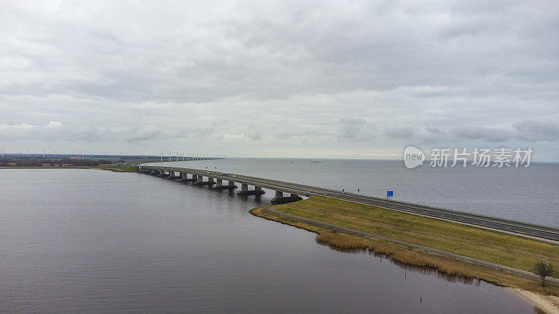 荷兰Ketelmeer和IJsselmeer上Ketelbrug和A6高速公路的鸟瞰图。