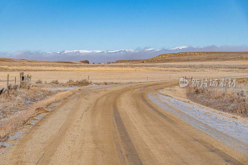 有雾和山脉背景的乡村道路